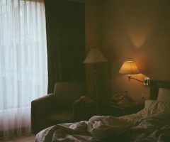 Die menschenförmige runde Tischlampe: Eine einzigartige Beleuchtungsoption