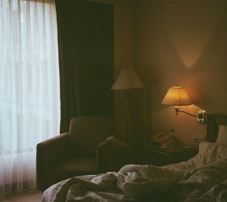 Die menschenförmige runde Tischlampe: Eine einzigartige Beleuchtungsoption