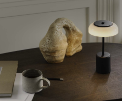 Переносная подзаряжаемая настольная лампа