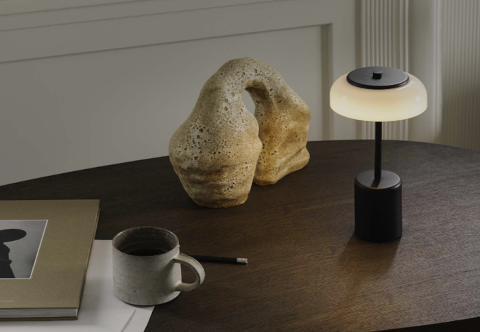 Переносная подзаряжаемая настольная лампа